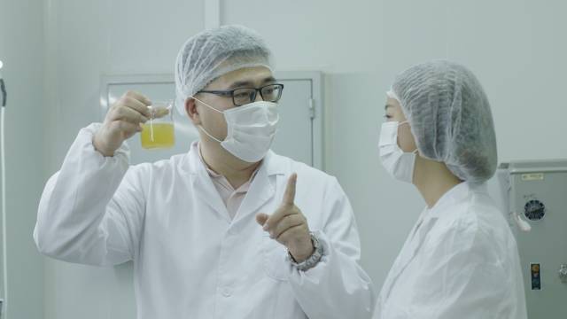 在他心中，她比所有化妝品都珍貴——一位大叔365天的真情造廠記